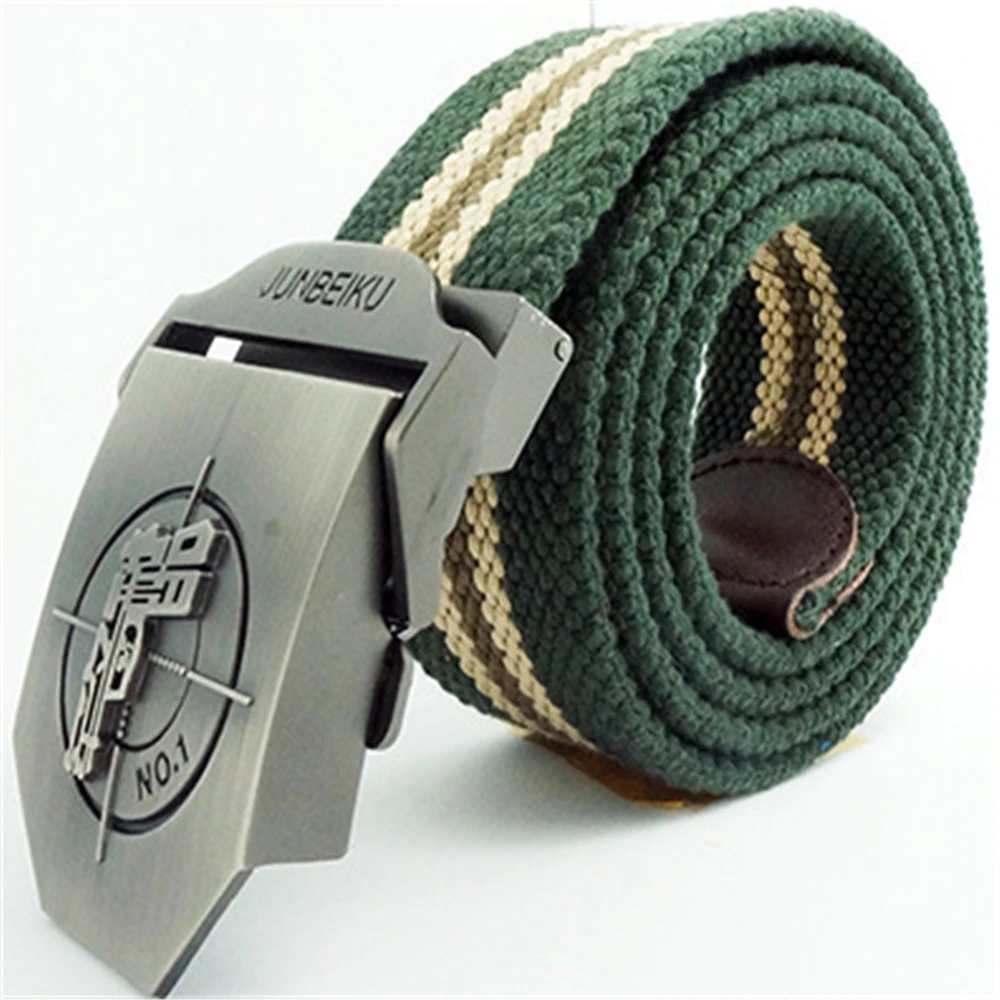 Вооруженный мужчина с классным всплывающее окно пистолет и толстый Плетеный