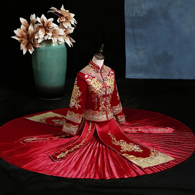 Платье свадебное атласное в китайском стиле с вышивкой Золотой Пион |