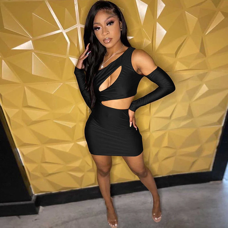 

Женское облегающее платье на одно плечо с вырезами и длинным рукавом