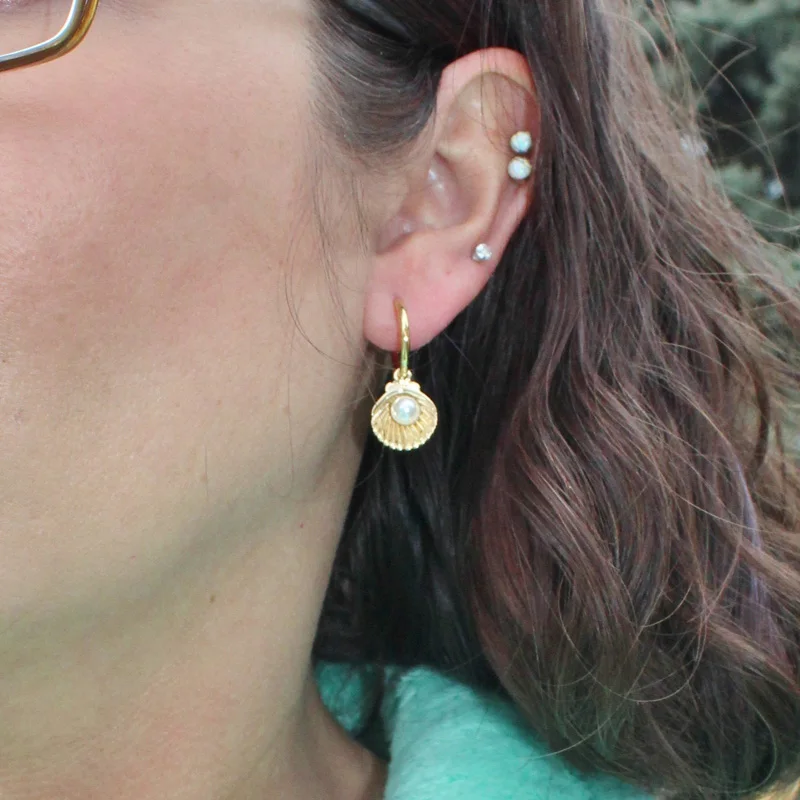 WTLTC Золотая раковина Каури Huggie Hoop Серьги для женщин Бохо жемчуг морской ракушки