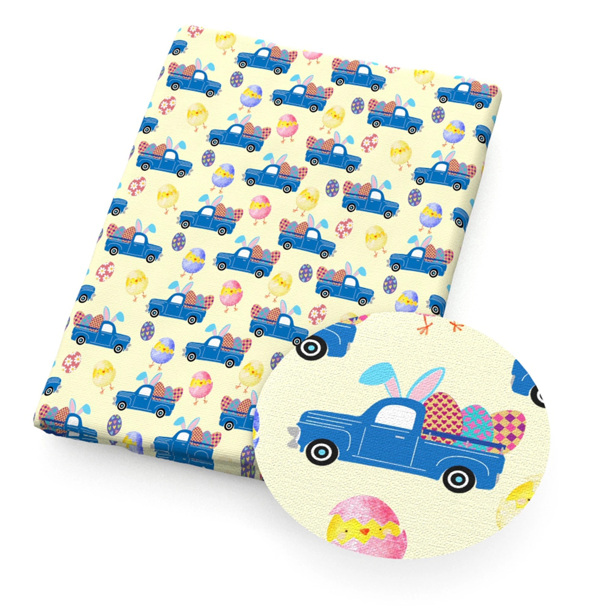 Счастливый и желтыми бантами на плечах с изображением пасхального яйца кроликов