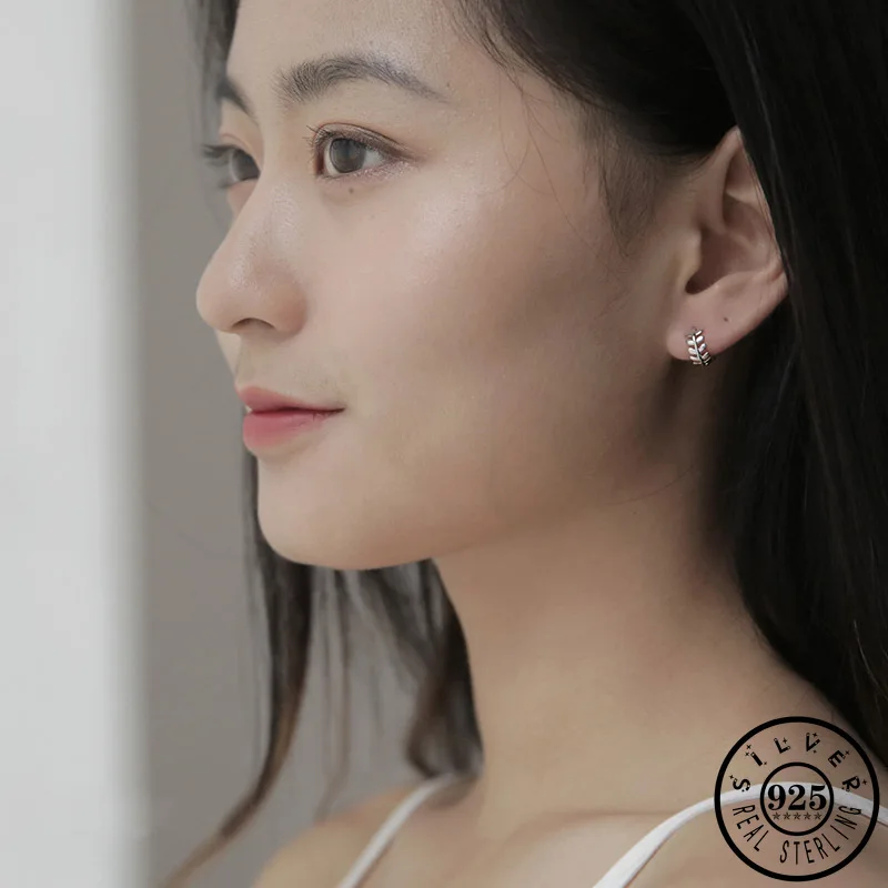 Женские серьги кольца с маленькими листьями покрытые золотом из серебра 925