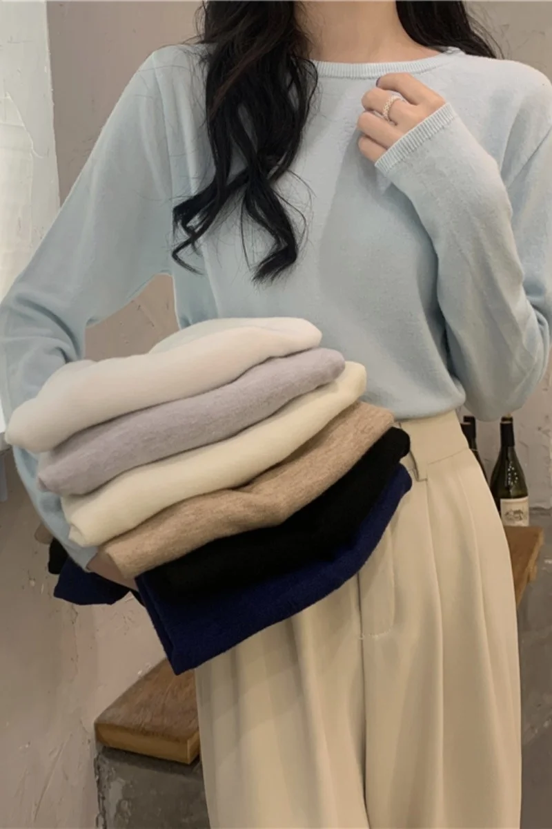 Черная тонкая футболка с длинным рукавом и круглым вырезом свитер женская