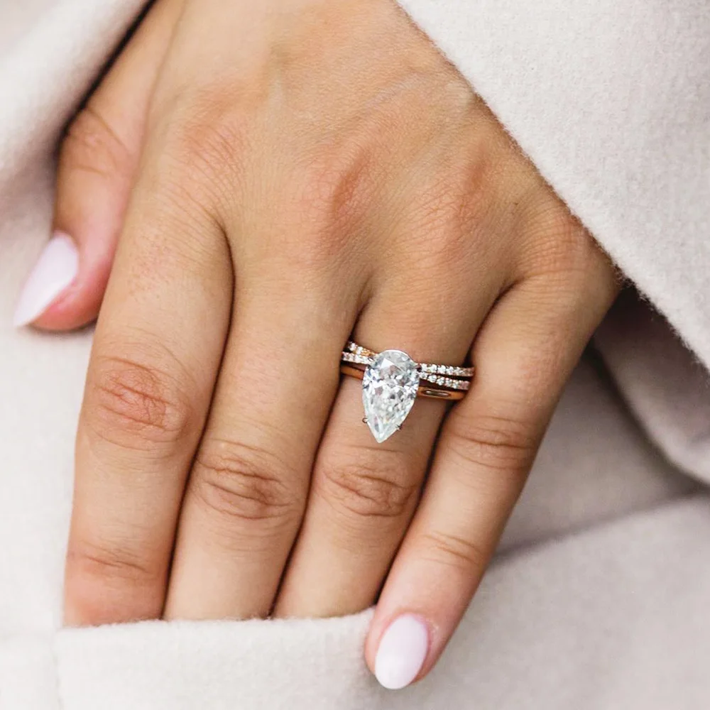 Кольцо обручальное с муассанитом D-образное изделие из белого золота 3 5 карат