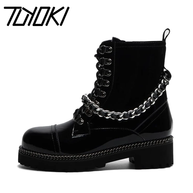 

Женские ботинки на плоской подошве, из натуральной кожи, с металлической цепочкой и заклепками