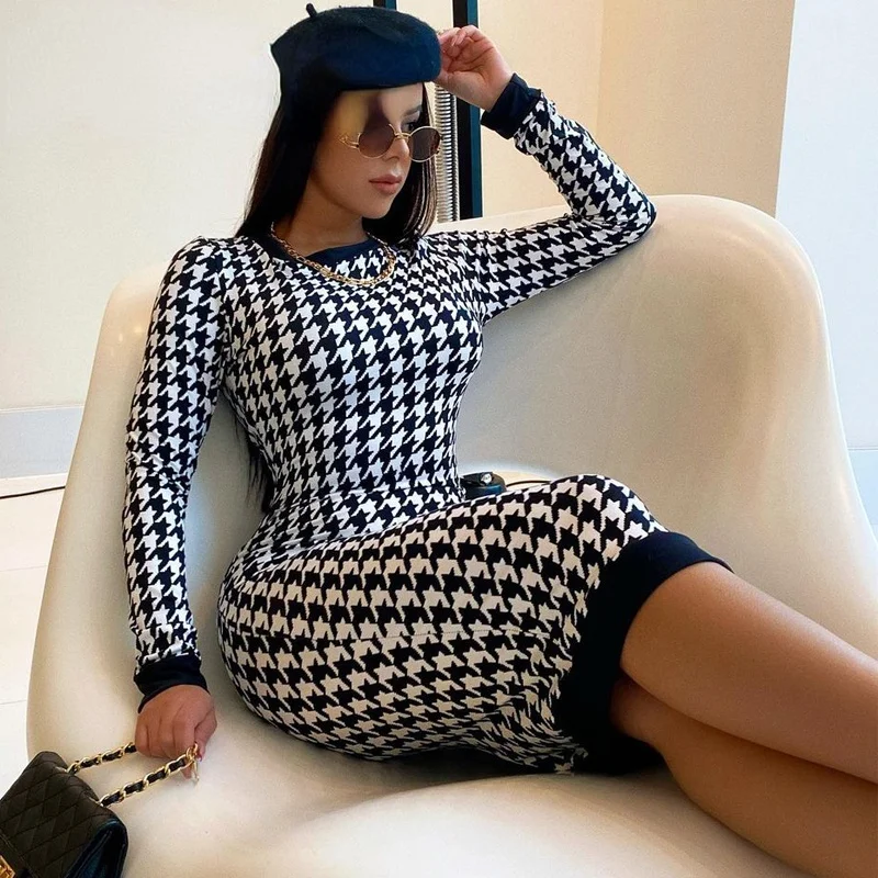 

Женское облегающее платье-миди с длинным рукавом и принтом «гусиная лапка»