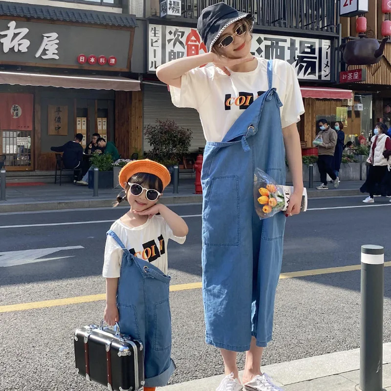 

Mother Daughter Denim Overalls 2021 Mew Summer Parent-child Thin Jeans Nine-point Pants Family Look Loose Suspenders