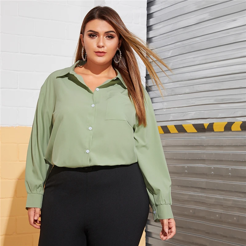 SHEIN плюс Размеры зеленый с передним карманом: Однотонная рубашка, блуза Для женщин Демисезонный отложной воротник длинный рукав Повседневное плюс Топ Блузки