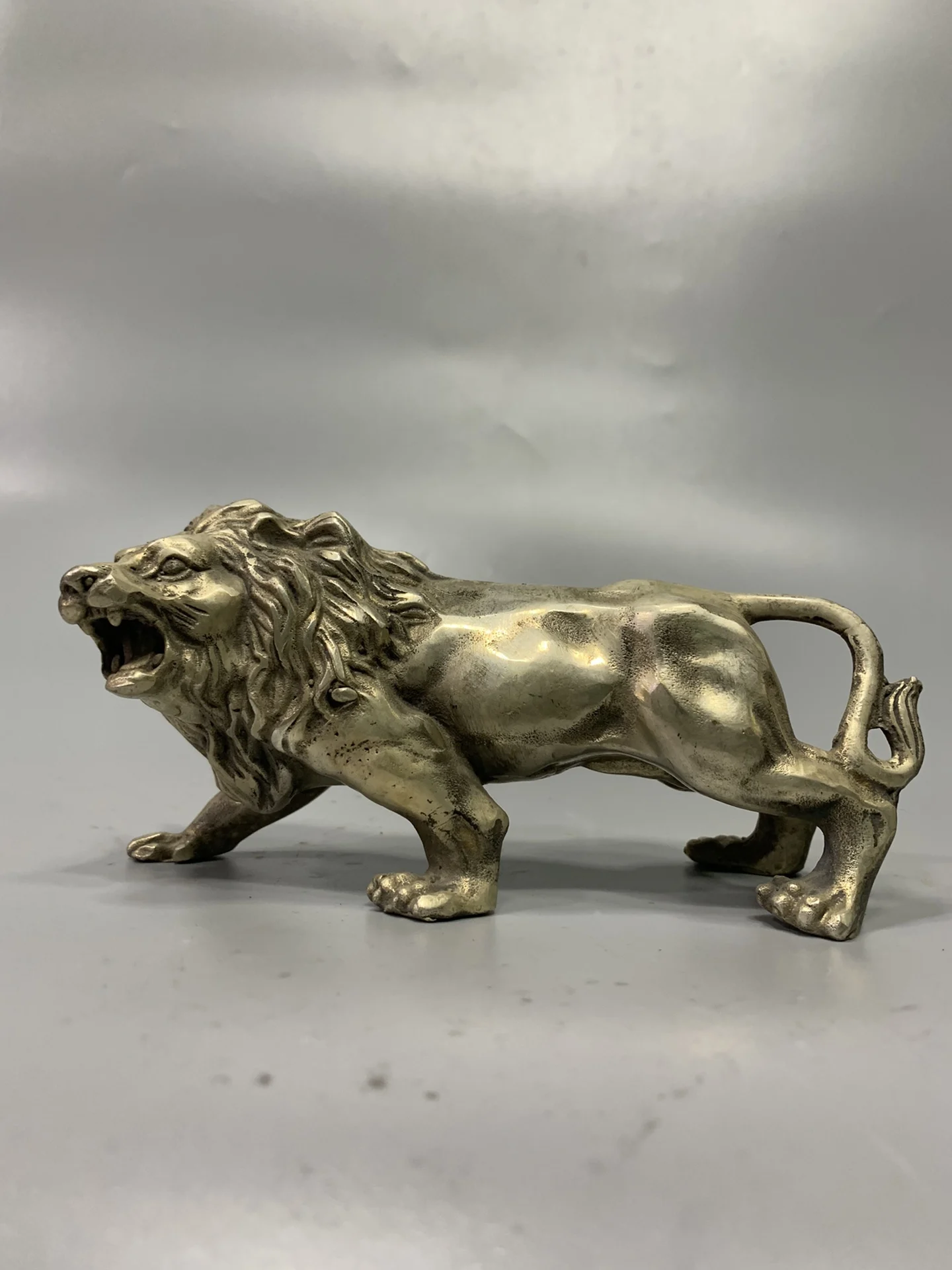 

Exquisite antique white copper lion home decoration