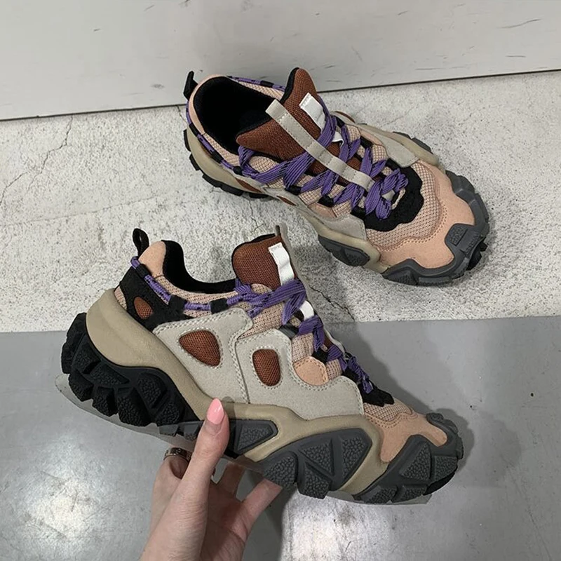 Женские массивные кроссовки на танкетке контрастных цветов новинка 2021