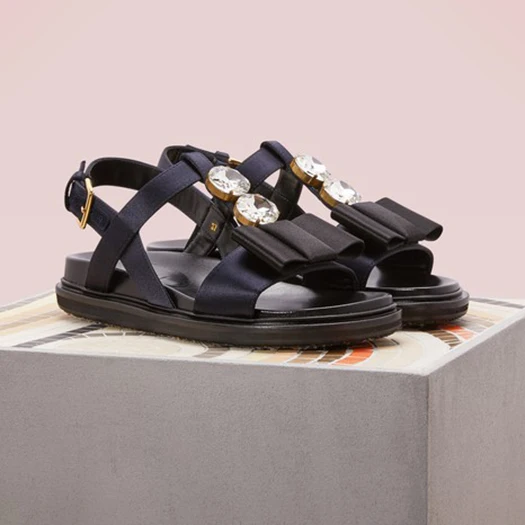 Black Satin Дизайнерские босоножки; женские Роскошные туфли на плоской подошве; модель года; цвет черный, Цветочный; на плоской платформе; с Т-образным ремешком и бантом; Удобная атласная обувь с украшением в виде кристаллов и бантом - Цвет: Black Satin