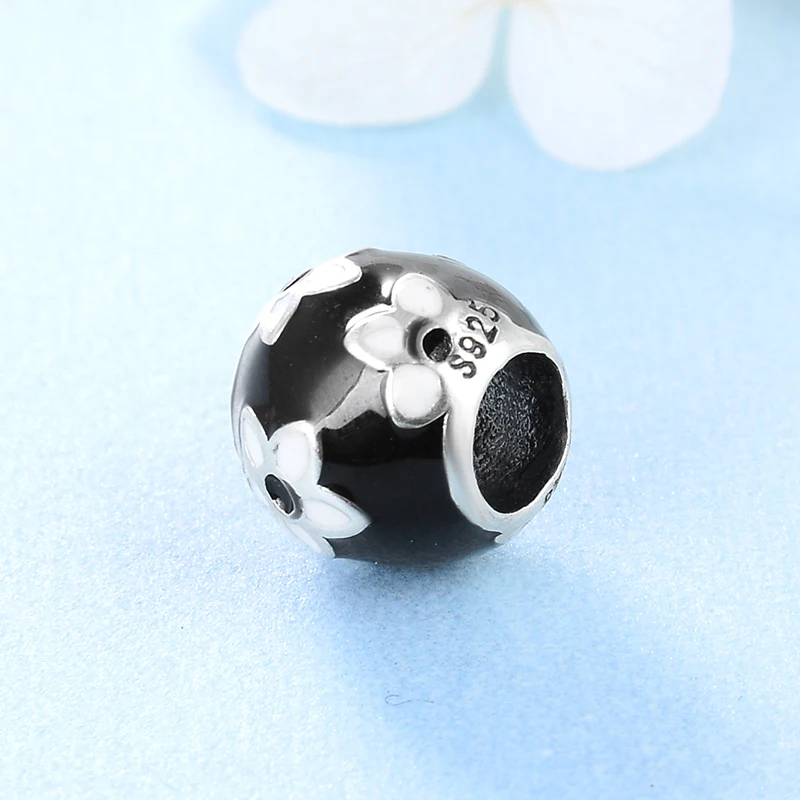 Бусины из серебра 925 пробы с маленькими белыми цветами и черной эмалью | Украшения