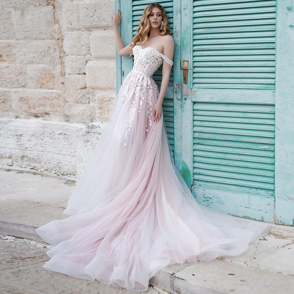 

Свадебное платье из фатина на шнуровке с открытыми плечами