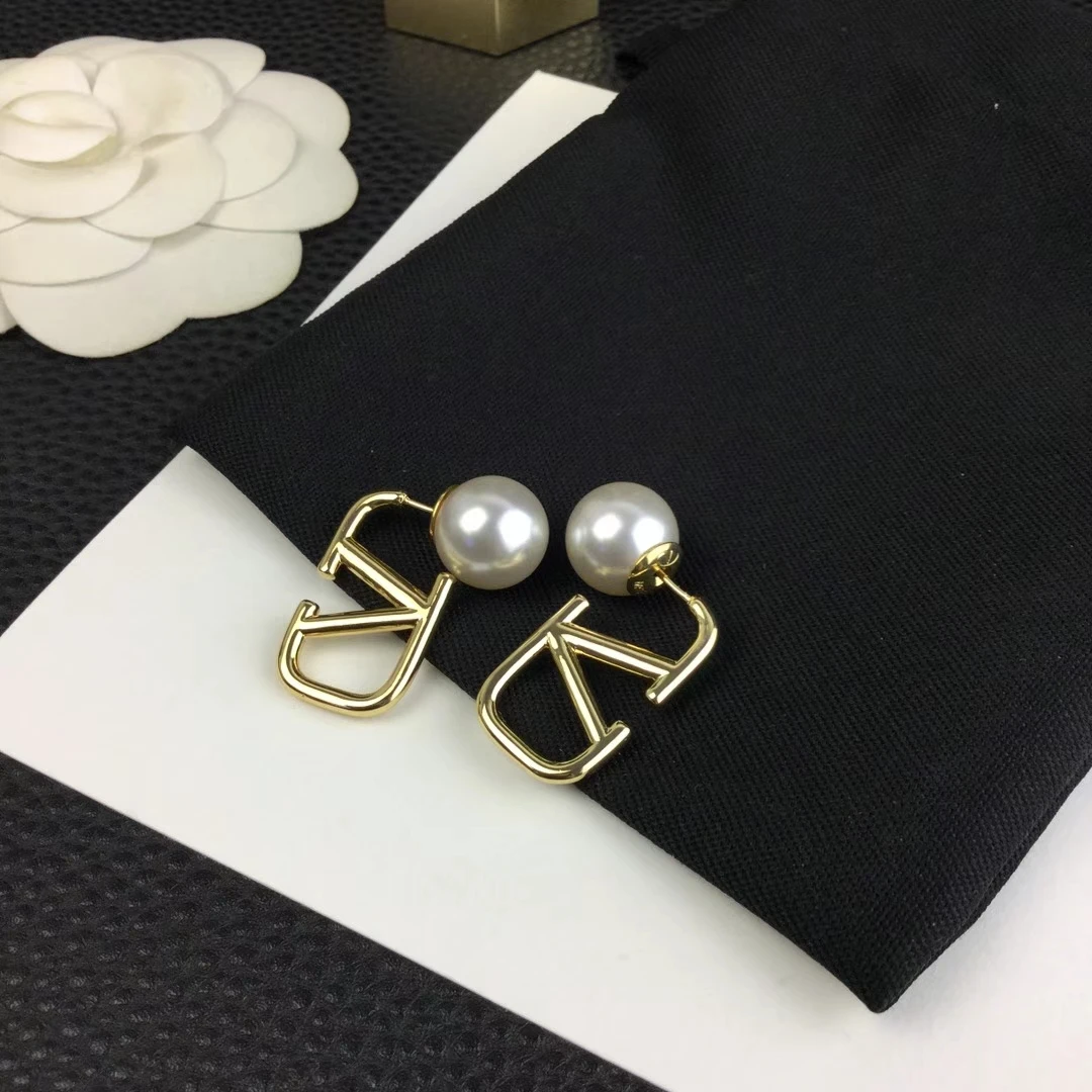 

European and American cold wind pearl ear block hollow rectangular earring letter earrings