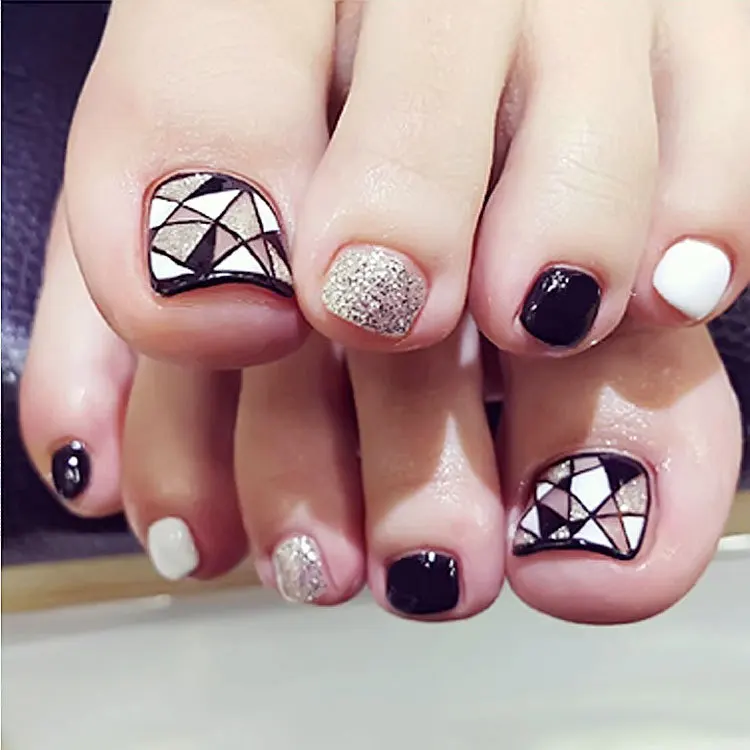 

24Pcs Grids Style Fake Toe Nails Tips Black White Silver Triangle Geometry Toe Short False Nails Artificial Feet Patch