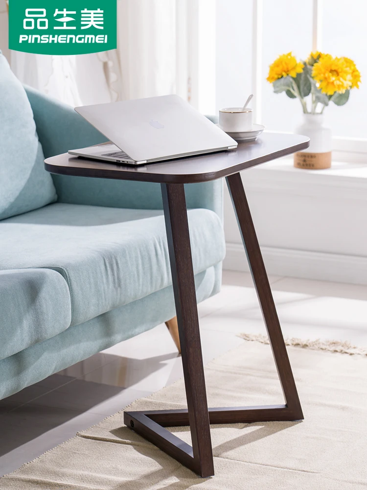 Гостиная-небольшой чайный столик и несколько угловых диванов-кроватей спальный