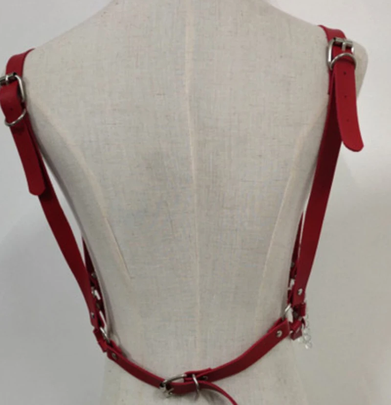 Женский бюстгальтер с металлическими цепочками и кисточками открытый из