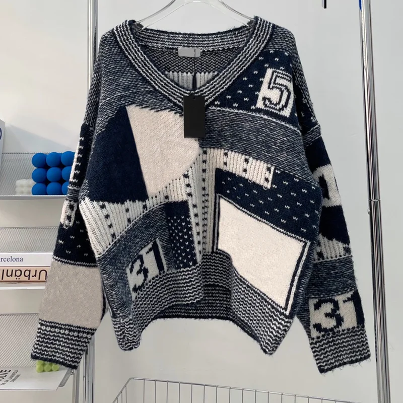 

Женский трикотажный свитер с V-образным вырезом и цифровым принтом