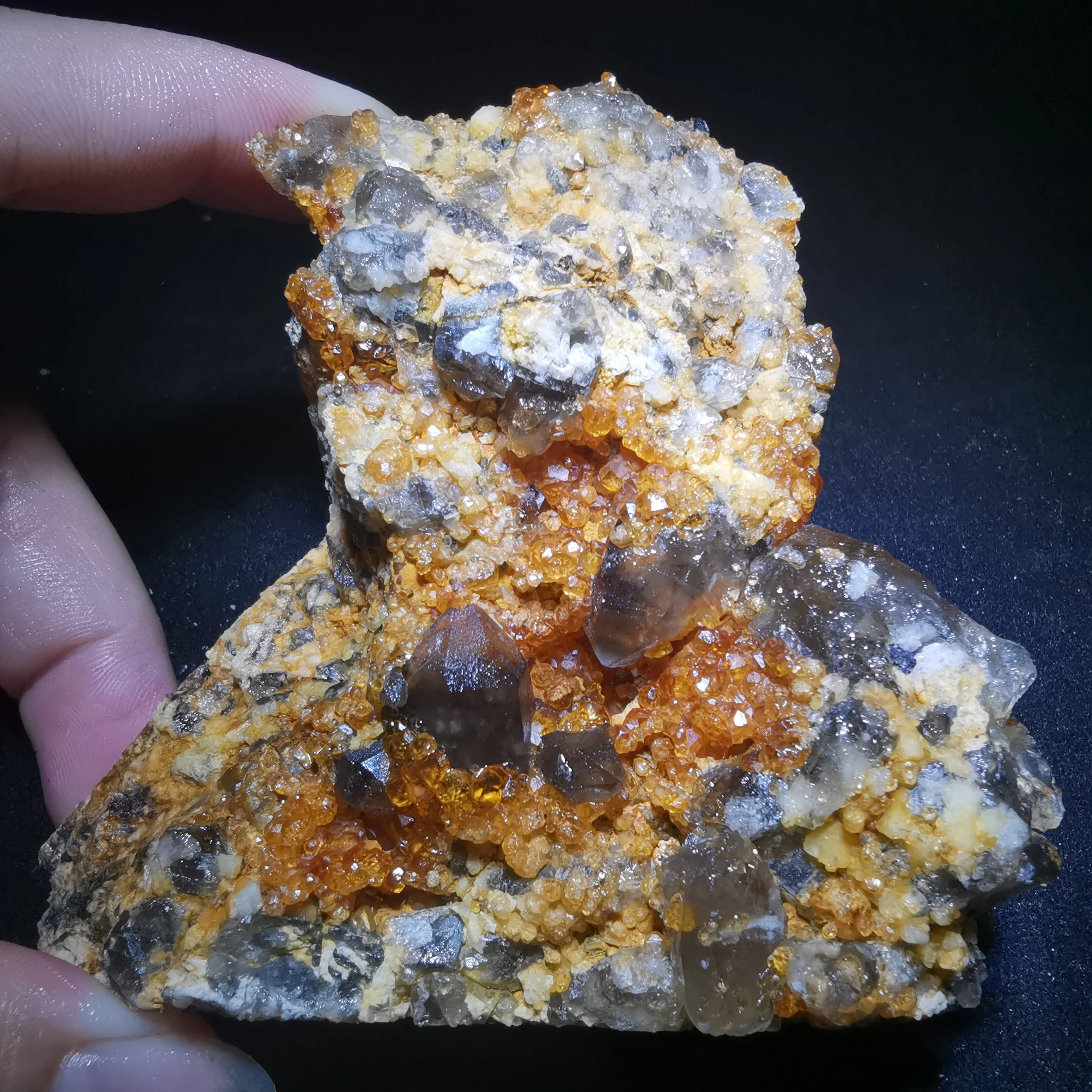 238/г. Редкий натуральный гранат кристалл Шестиугольная точка feldspar слюда латунь