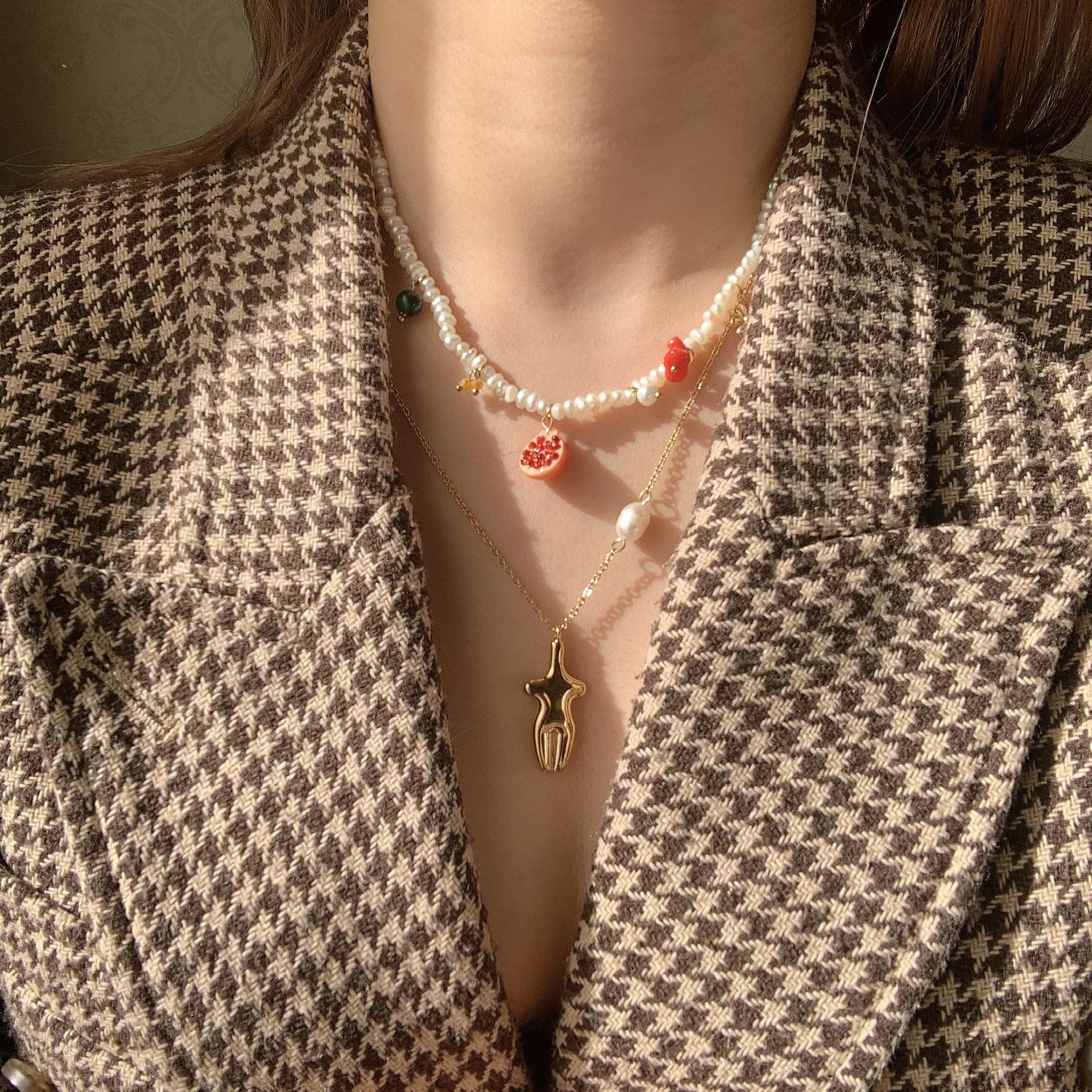 

Niche Design INS Personality Fashion Pearl Metal Mix And Match Love Lock Pendant Clavicle Chain Sweater Chain Necklace Female