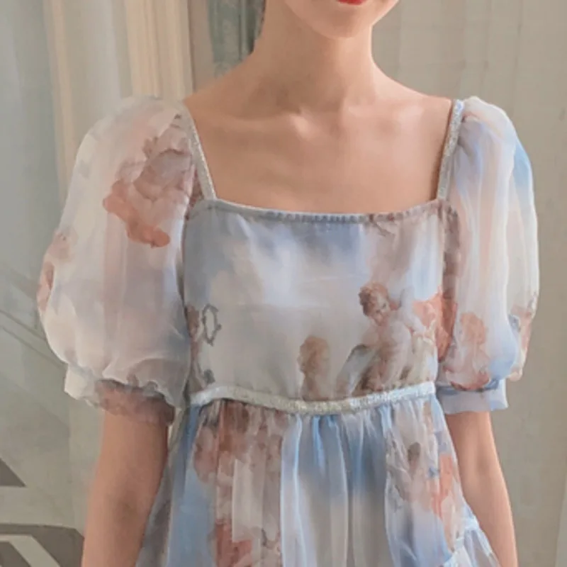 

Meizi is familiar with the French girlfriends' suspender dress of literature and art