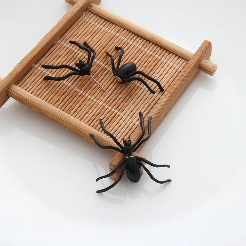 

1Pcs Spider Spike Gags Practical Jokes Halloween Gadget Plastic Joke Decoration Props Rubber Toy Toys Plastic Bugs Cockroach