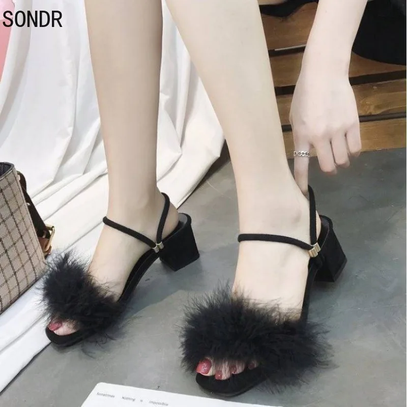 

Страусиные женские ботинки, женская обувь с мехом, на квадратном каблуке, дамские сланцы двойного назначения на танкетке, женские босоножки...