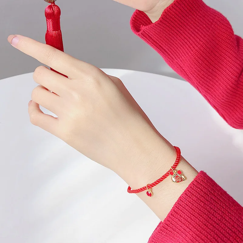 Браслет из серебра 925 пробы с красной нитью и бусинами | Украшения аксессуары