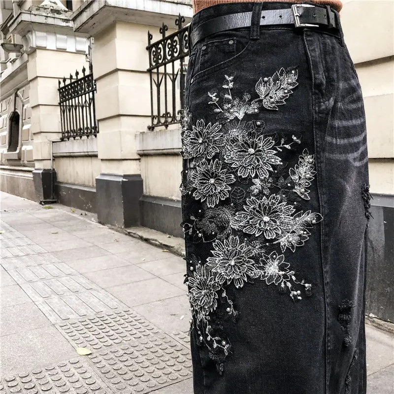 Женская винтажная джинсовая юбка черная рваная с высокой талией и вышивкой