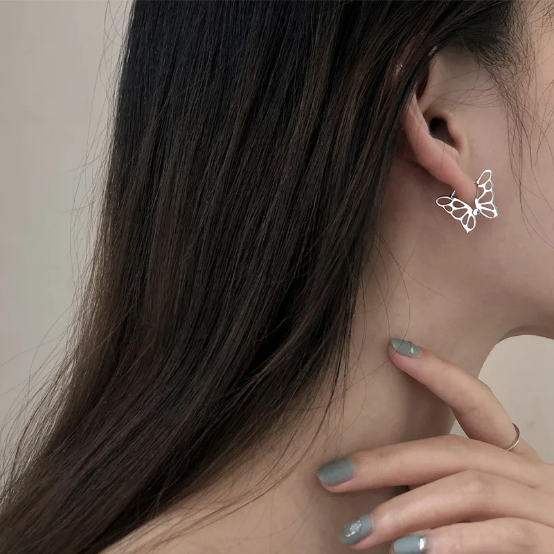 

Женские серьги-кольца из серебра 925 пробы с бабочкой