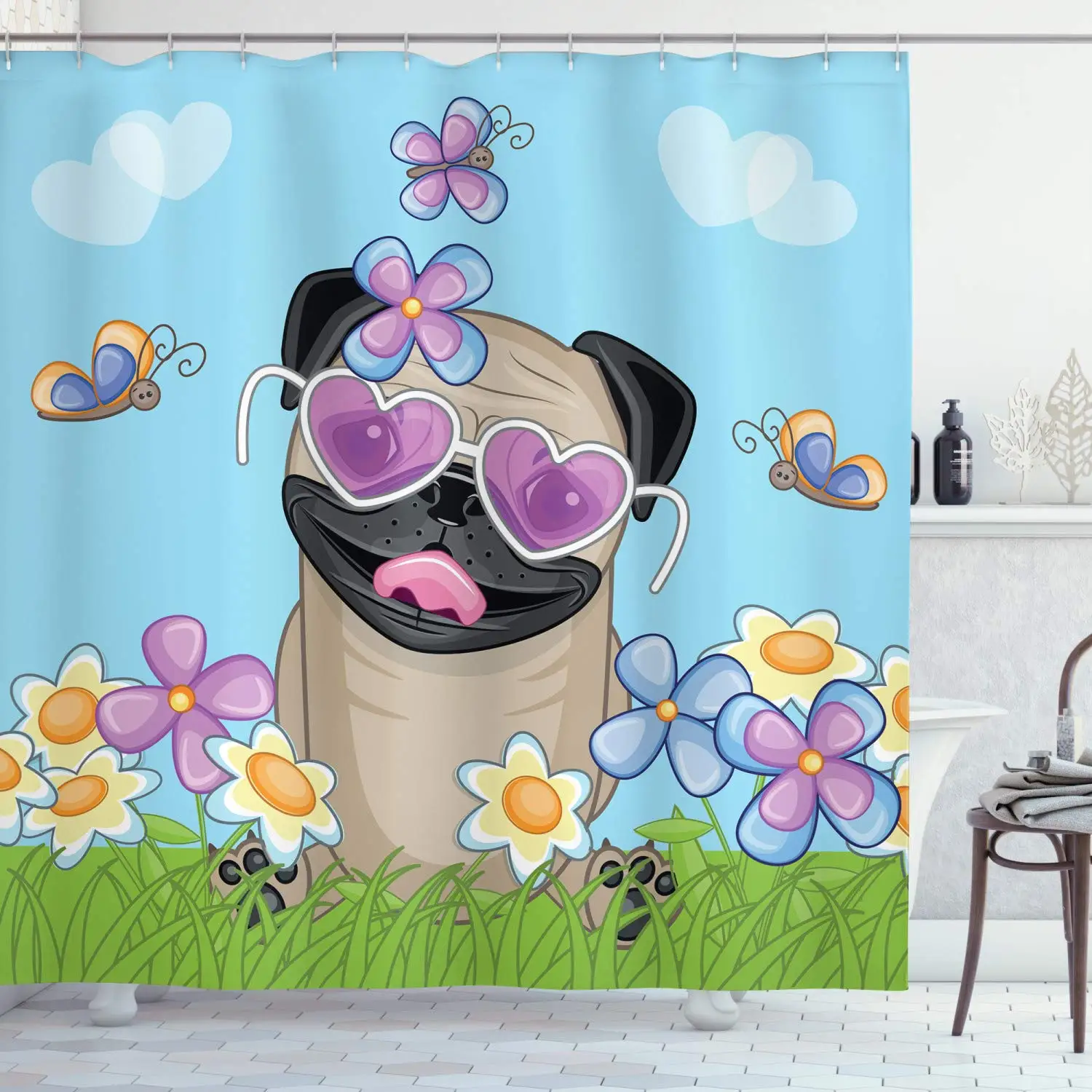 Занавеска для душа с изображением мопса щенка на поле цветов бабочек сердечек