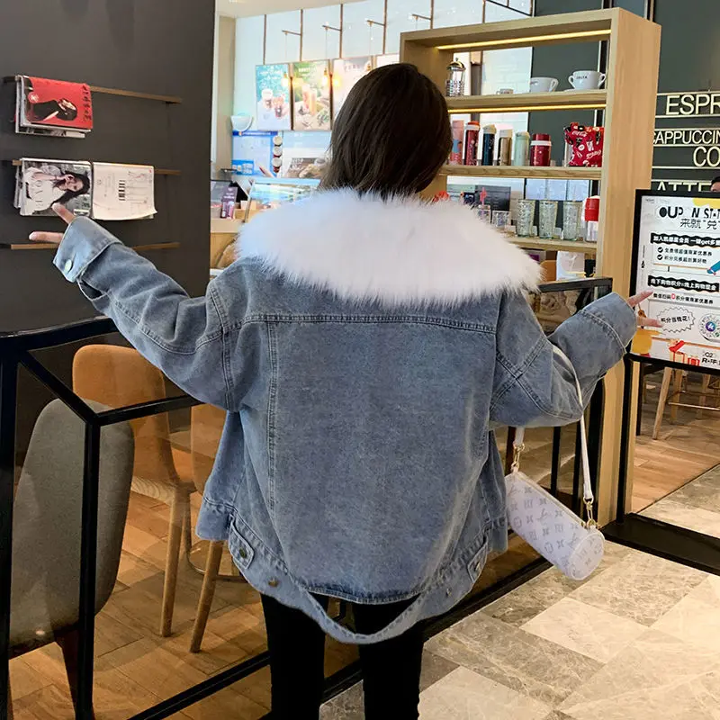 Джинсовая куртка с бархатным утеплителем белая хлопковая большим меховым