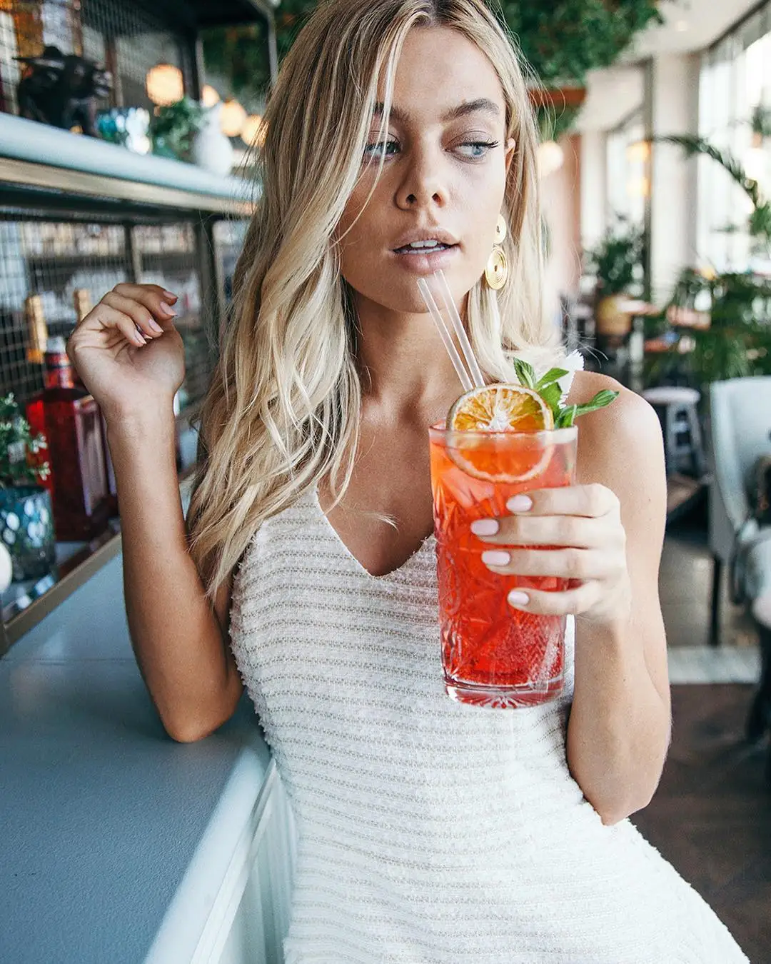 Платье из твида с оборками в несколько рядов золотым люрексом белое