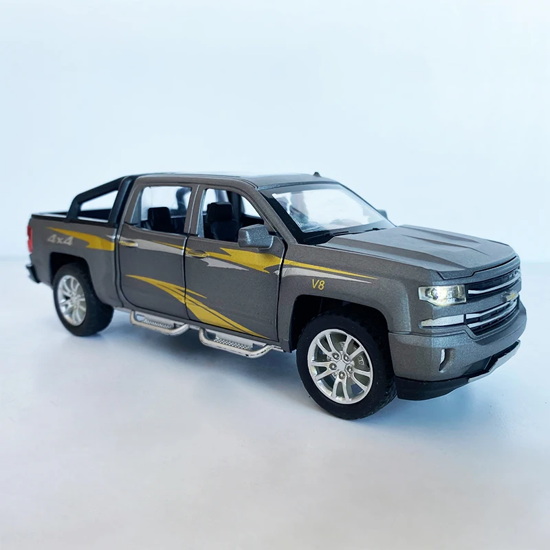 

Модель внедорожника Chevro let из сплава в масштабе 1:32, Игрушечная модель автомобиля, металлический литой пикап-автомобиль со светильник кой, по...