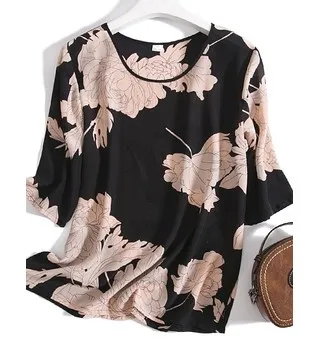 Неустановленная черно-розовая шелковая футболка из крепдешина с рисунком