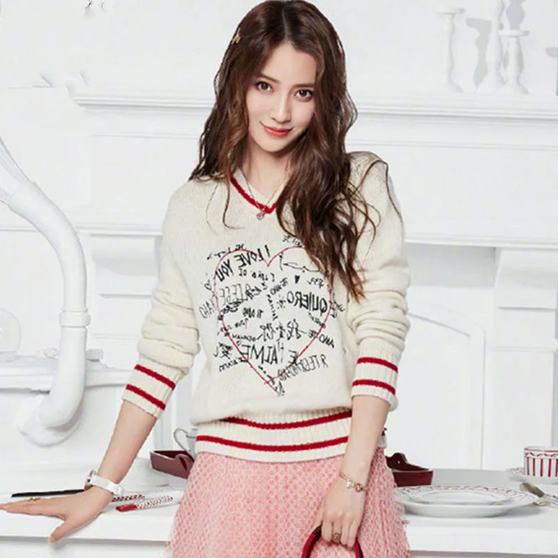 Женский трикотажный свитер в полоску с v-образным вырезом и длинным рукавом |