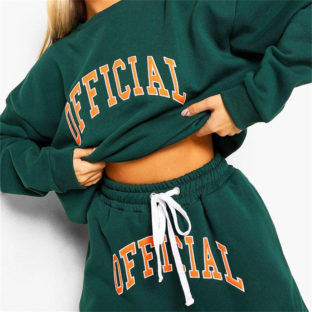 

Женский спортивный костюм с длинными рукавами и надписью