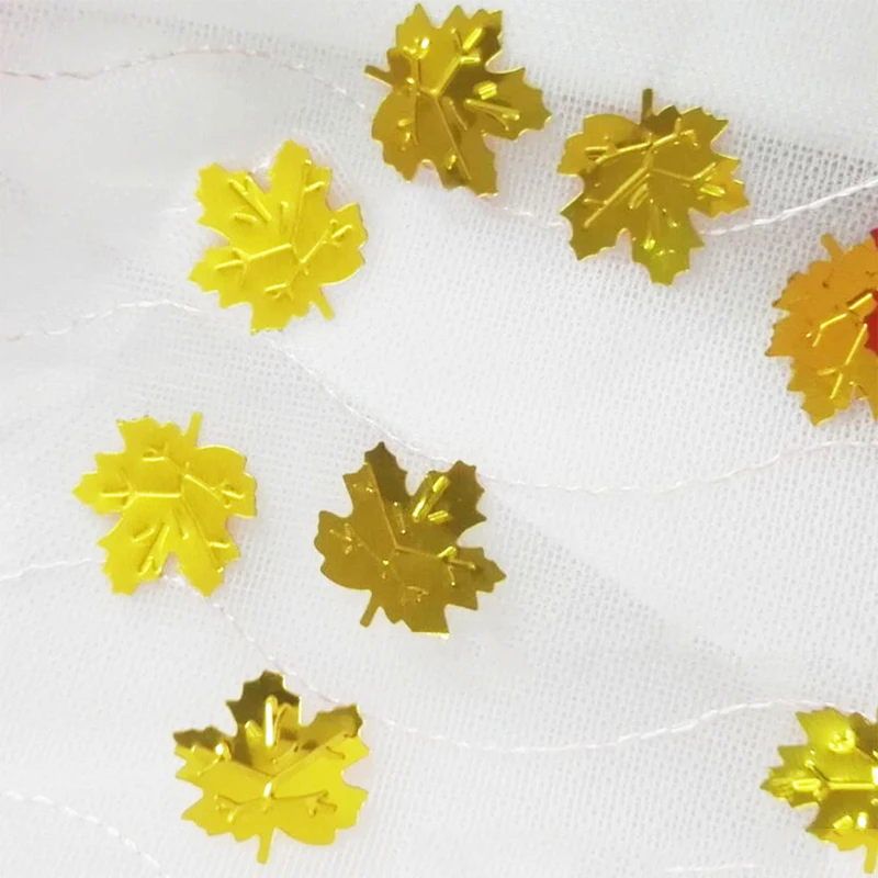 Яркими цветами золотого и красного цвета с принтом кленовых листьев Форма