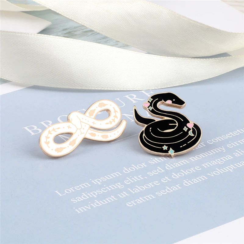 Animal Snakes Enamel Pins Black and White Brooches Bag Shirt Badges Lapel Pin Metal Icon Fashion Jewelry Gift for Friends Couple | Украшения