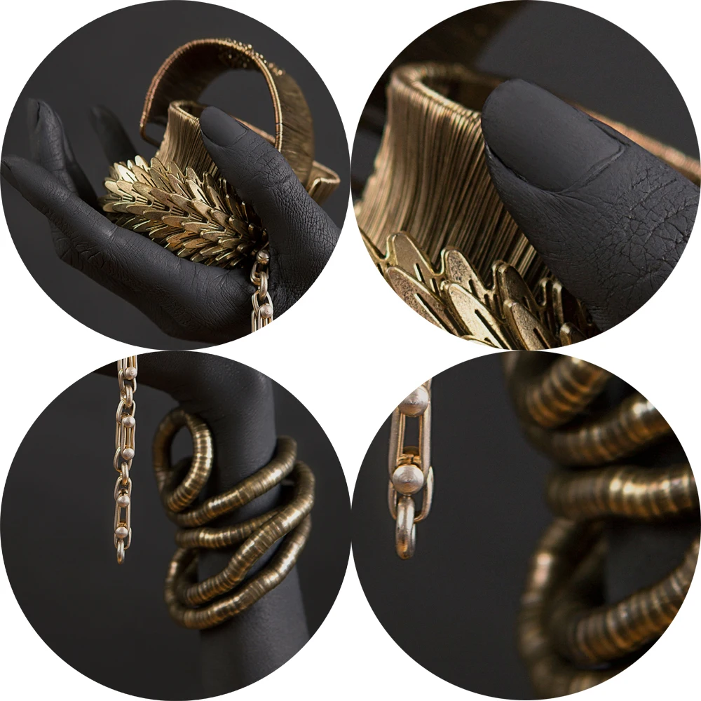 Черная рука с золотыми ювелирными изделиями холст настенные плакаты и принты