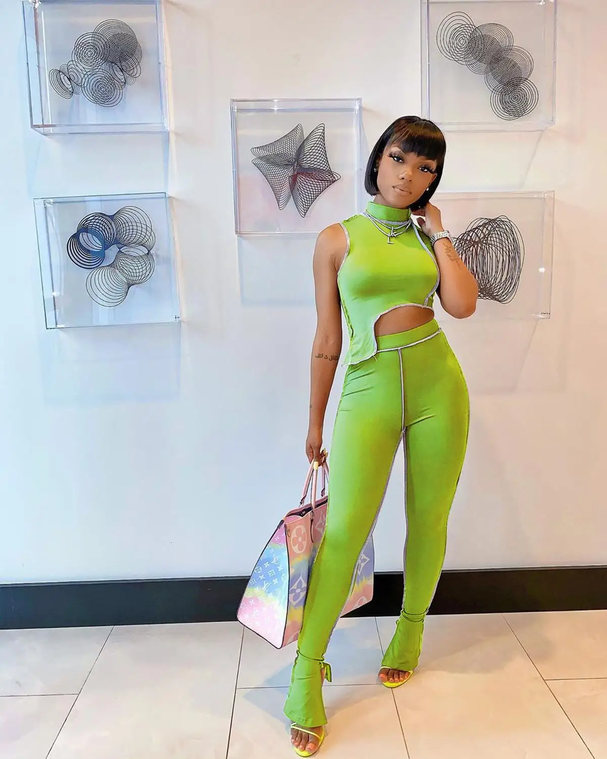 Женский спортивный костюм в полоску облегающий однотонный топ с разрезом на