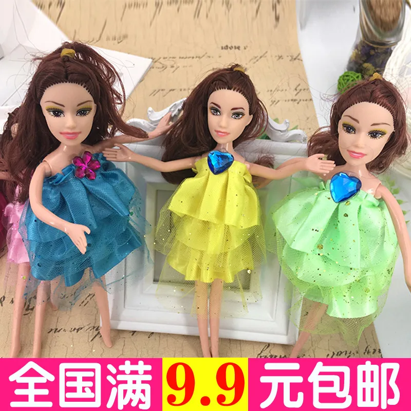 Детская кукла игрушка маленькая девочка милая принцесса держит куклу подарок на