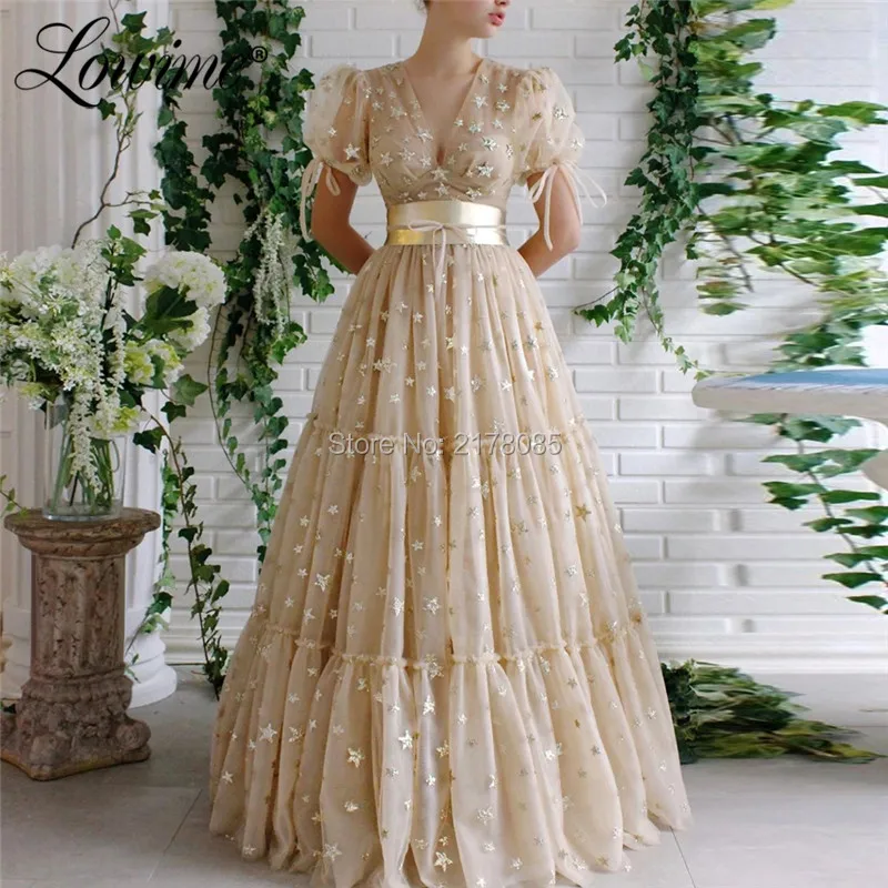 Длинное вечернее платье цвета шампанского с V-образным вырезом и коротким