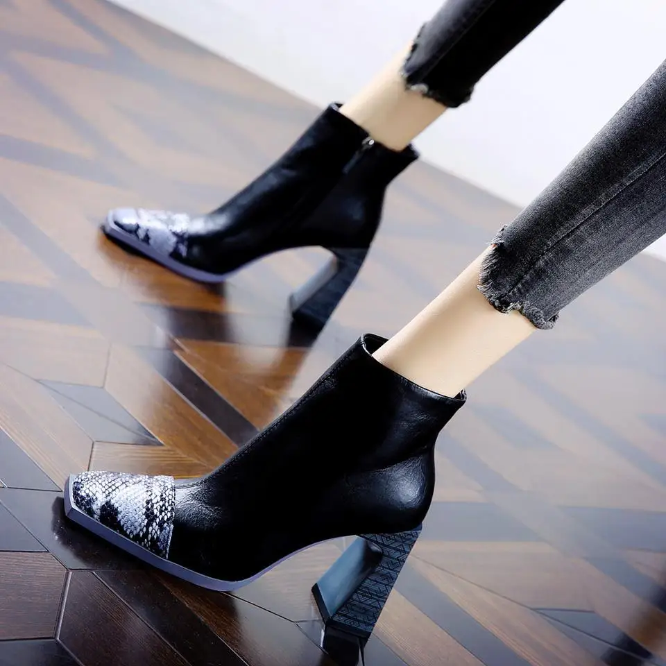 

2021winter New Snake Pattern Color Matching Square Toe Zipper plus Velvet Martens Boots Women Square High Heels Design Sense
