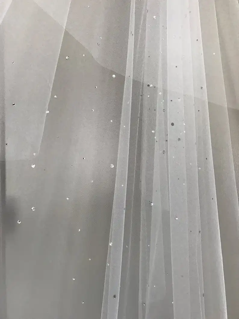 Двухслойный вуаль из мягкого тюля с кристальными каплями на свадьбу в простом кафедральном стиле.