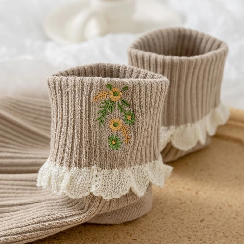 2 Pair Lace Edge Cute Women Socks Fashion Embroidery Flowers Ladies Style Winter Socks Set Vintage Calzini Donna Calcetas Mujer