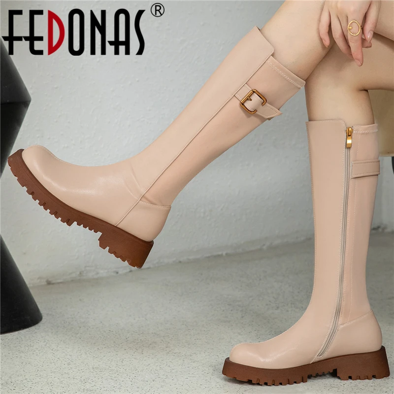 

FEDONAS/модные женские сапоги до колена с металлической пряжкой; Сезон осень-зима; Обувь из натуральной кожи на толстом каблуке с круглым носко...