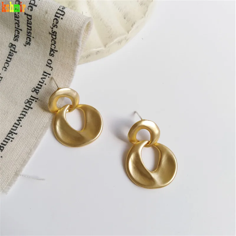 Простые матовые серьги кольца с металлическим блеском геометрические