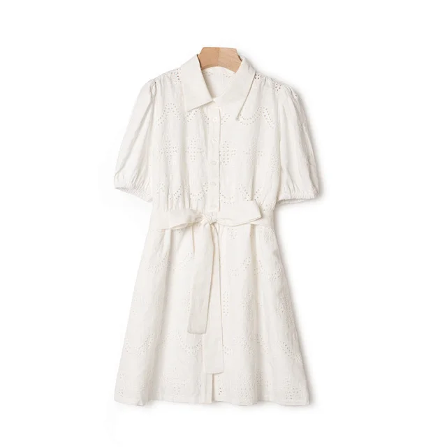 

Вышивка тяжелой промышленности, вырез, воротник рубашки, пояс, белое платье