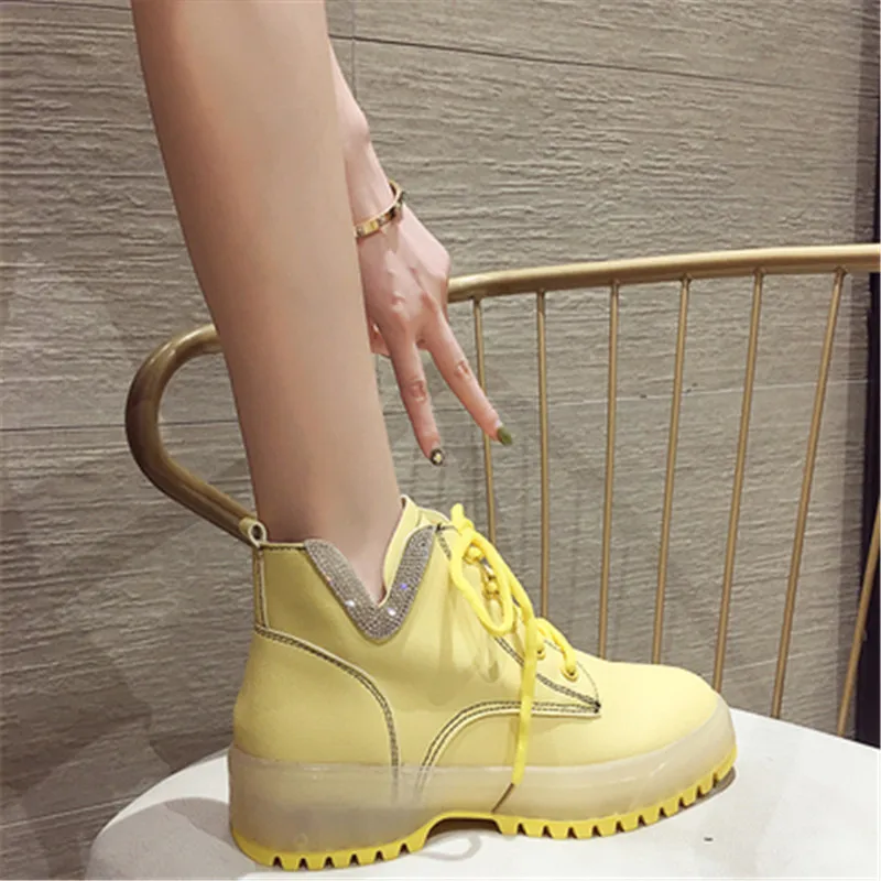 Женские кроссовки из ПУ кожи на плоской платформе с высоким берцем бежевого